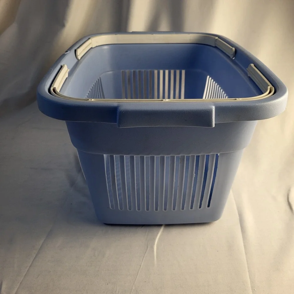 Vintage Blue Rubbermaid 18